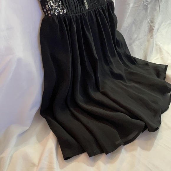 Black, chest fitted with sequences cocktail dress - Picture 4 of 5